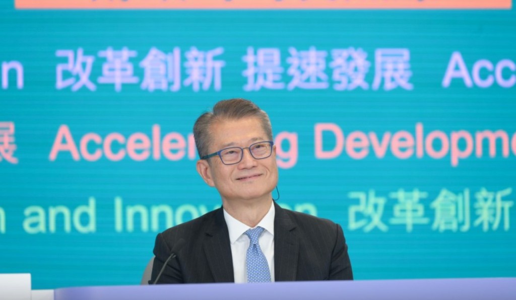 财政司司长陈茂波今年2月在《财政预算案》中，将100元印花税适用楼价范围，由300万扩大至400万元。