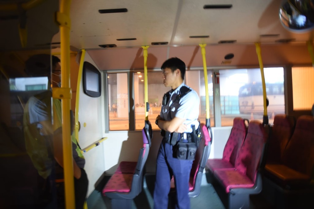 另外，九巴238M綫座椅被割破，警員上車調查。梁國峰攝