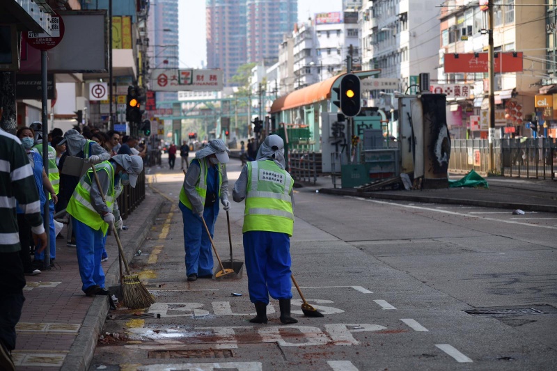 清潔工人清理路面。