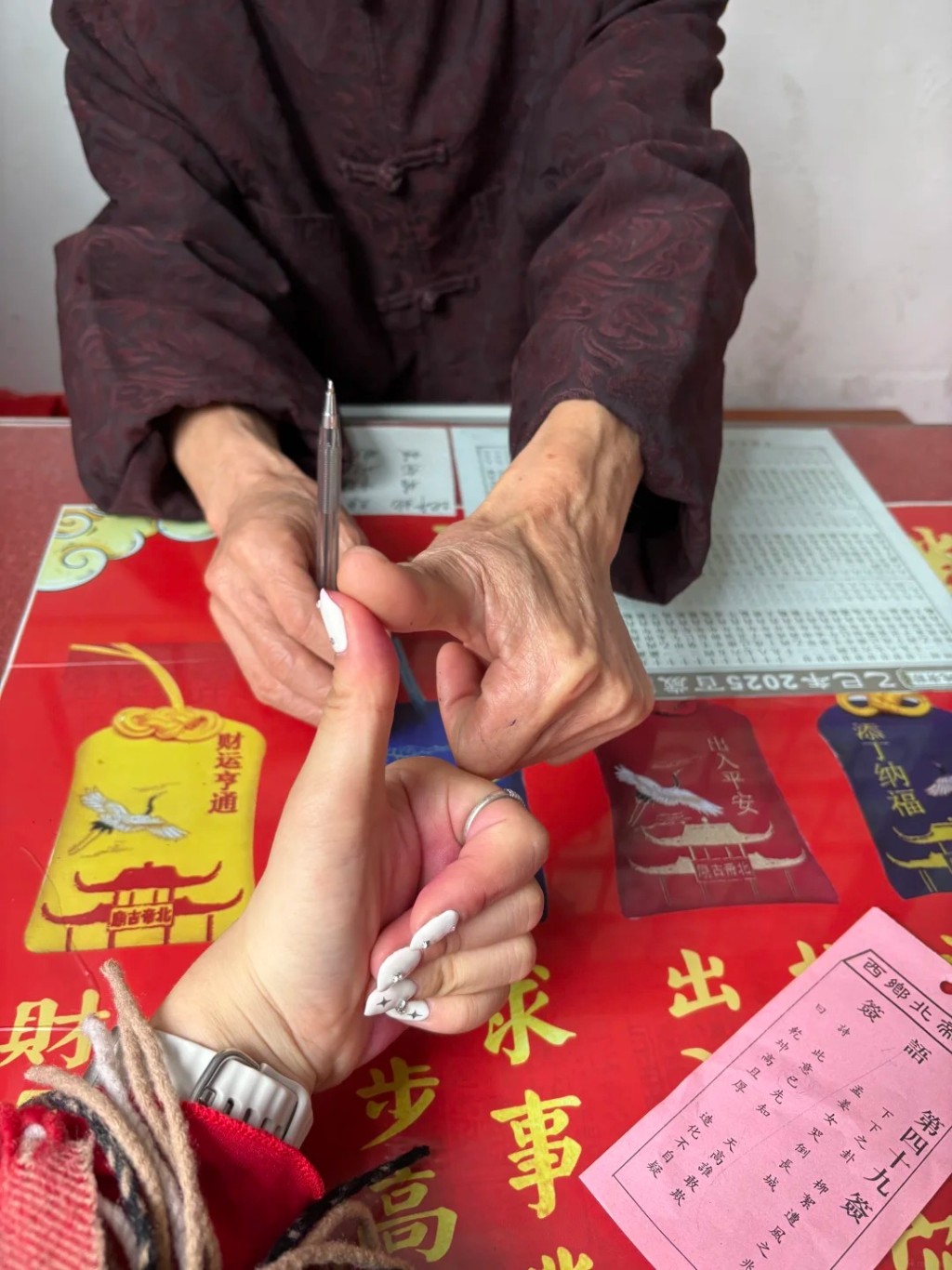深圳西乡北帝古庙在网上爆红，吸引大量年轻善信。小红书＠永远18岁的快乐小女生