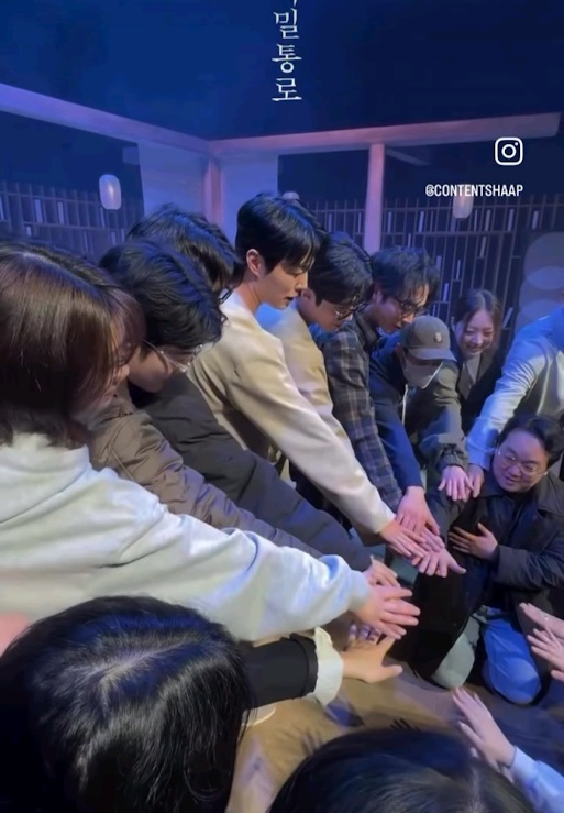 舞台劇首演前，台前幕後團隊圍成一圈進行加油儀式。