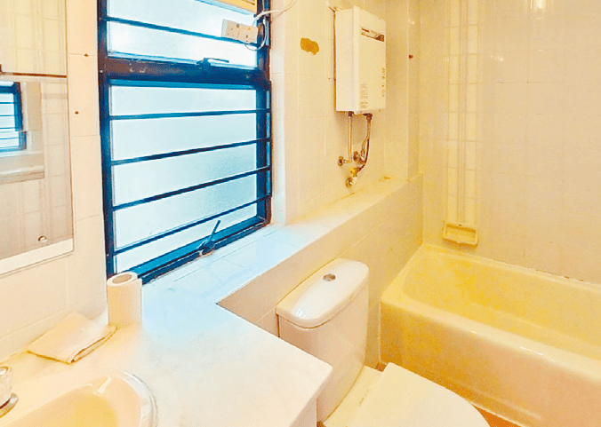 主人浴室配置簇新潔具，設置窗戶排走濕氣。