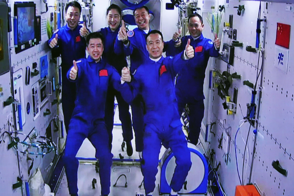 神舟十五号对接太空站，6名太空人历史性「太空大会师」。