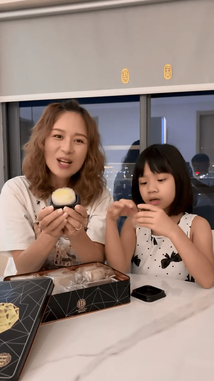 鄺文珣與女兒Chesney一同開箱月餅,祝賀大家中秋節快樂。 鄺文珣與女兒Chesney一同開箱月餅,祝賀大家中秋節快樂。