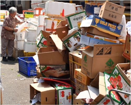 銅鑼灣街頭垃圾山聳立。