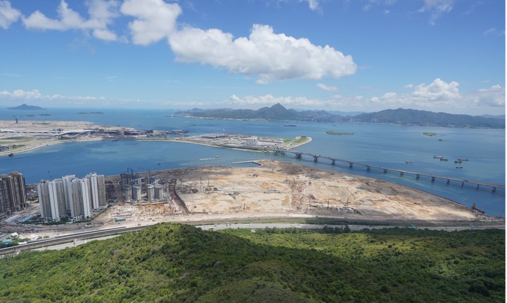 东涌东用地，可建楼面约24.8万方呎，估值约7.3亿元。