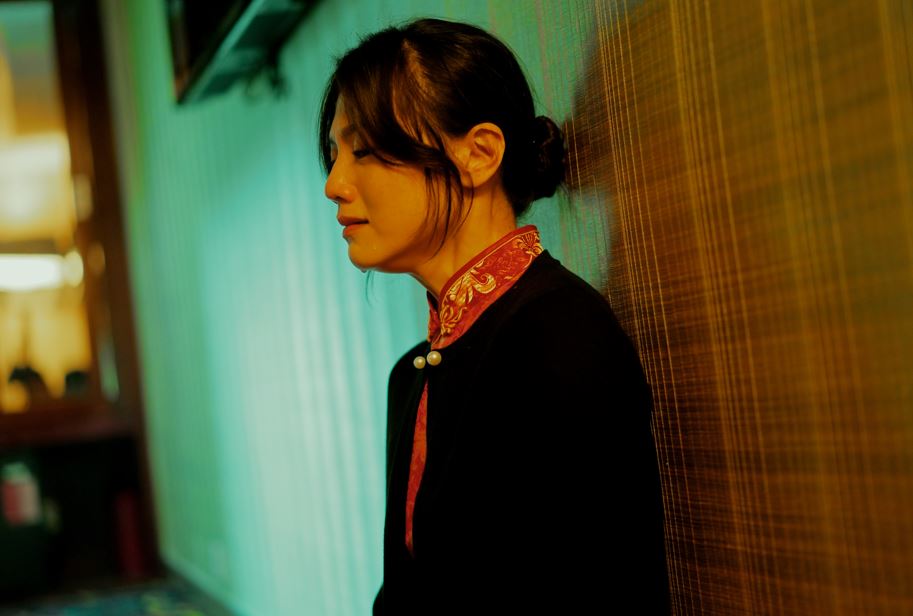 娜姐在戏中穿旗袍演知客。