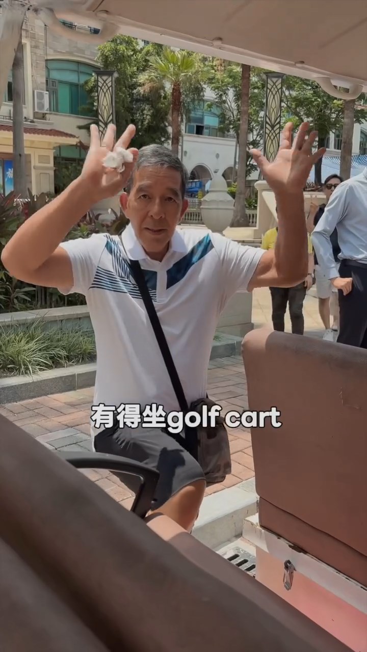 梁芷珮跟爸爸要坐Golf車去前往新居。