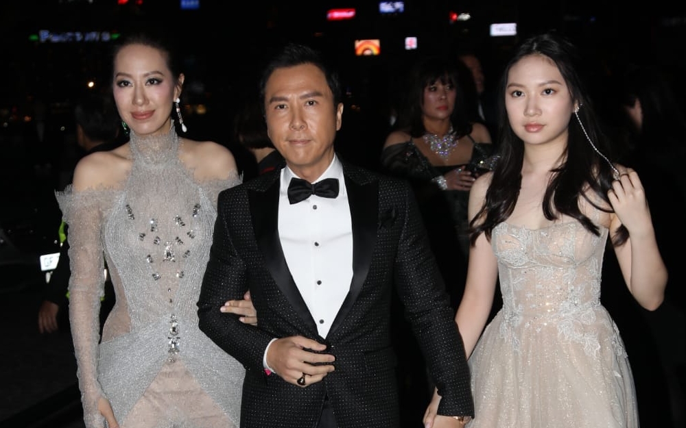 甄子丹携妻女昨晚盛装出席活动，没想到遭受歧视。