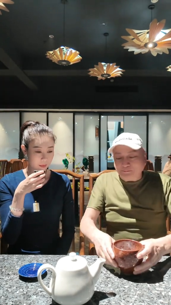 湯鎮業拎出如碗一般大的器皿。 湯鎮業拎出如碗一般大的器皿。