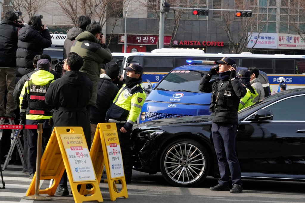 載著尹錫悅的車子抵達首爾西部法院。路透社