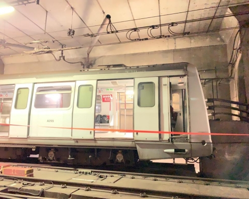 去年一列荃灣綫列車撞到軌道盡頭的石屎躉。 資料圖片