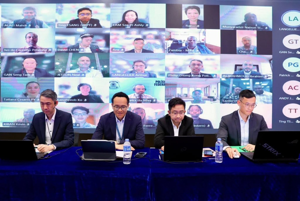 林焯豪(左二)在专家组线上全体会议带领与会者进行讨论。 林焯豪(左二)在专家组线上全体会议带领与会者进行讨论。