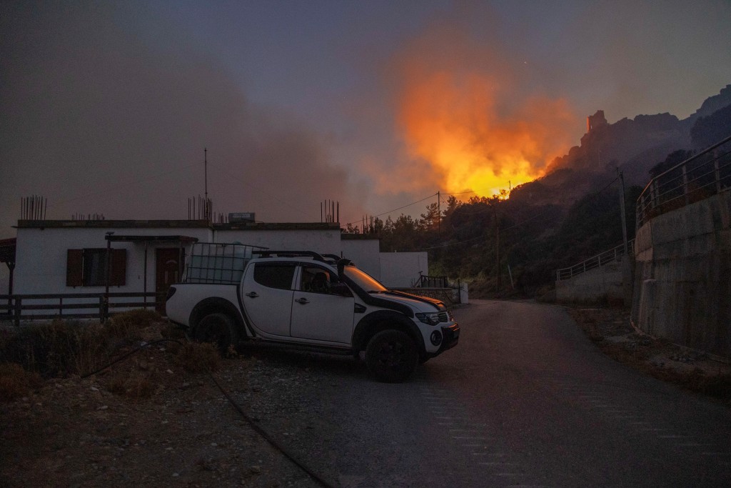 希腊旅游胜地罗得岛自7月19日发生山火，烧毁大片林地，虽然当局出动数百消防员持续救火，但尚未控制火势。路透社