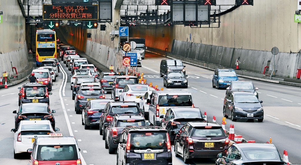 政府表明會就網約車數目實施「總量控制」，強調會考慮道路容量、公共交通生態及乘客需求等情況。