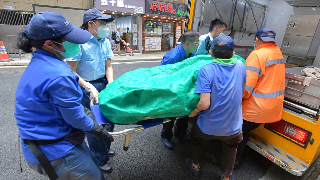 由於女死者身形較胖，需5名仵工及1名警員合力將遺體抬上黑車。