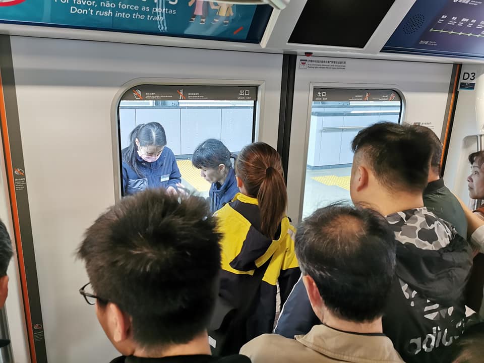 列車車門無法打開。澳門網民Dennis Lau圖片