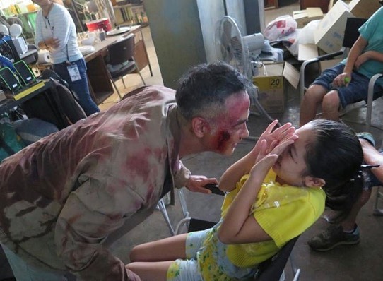 Ella亦曾去片場探任達華班。