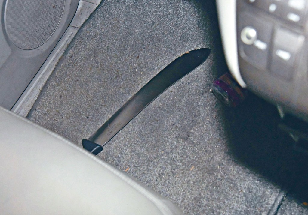 車內藏有牛肉刀。