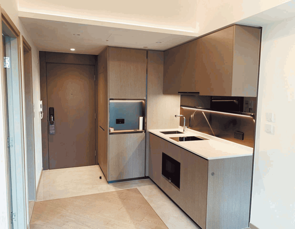 開放式廚房已備齊嵌入式家電供住戶使用。