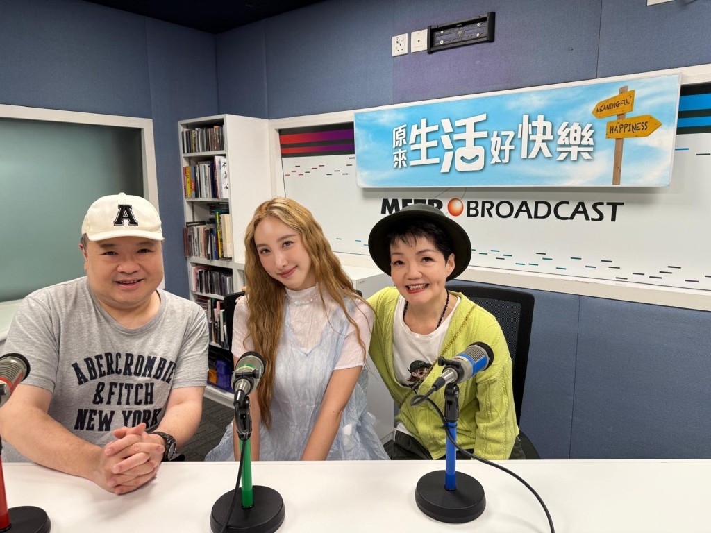 兩位節目主持程凱欣(右)、麥卓華(左)大為感動,大讚許靖韻敬業。 兩位節目主持程凱欣(右)、麥卓華(左)大為感動,大讚許靖韻敬業。