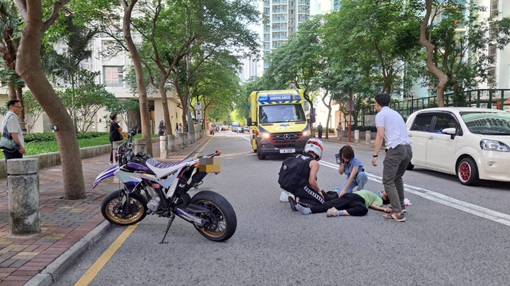 婦人遭電單車撞倒。網上圖片