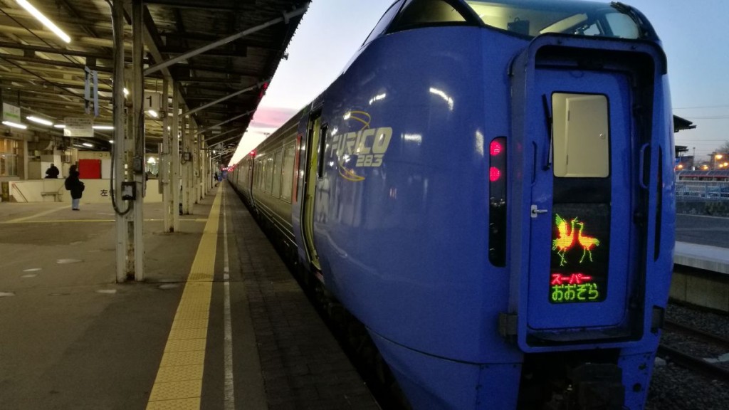 北海道JR列車撞野熊至出軌，34人被迫留車廂過夜。iStock