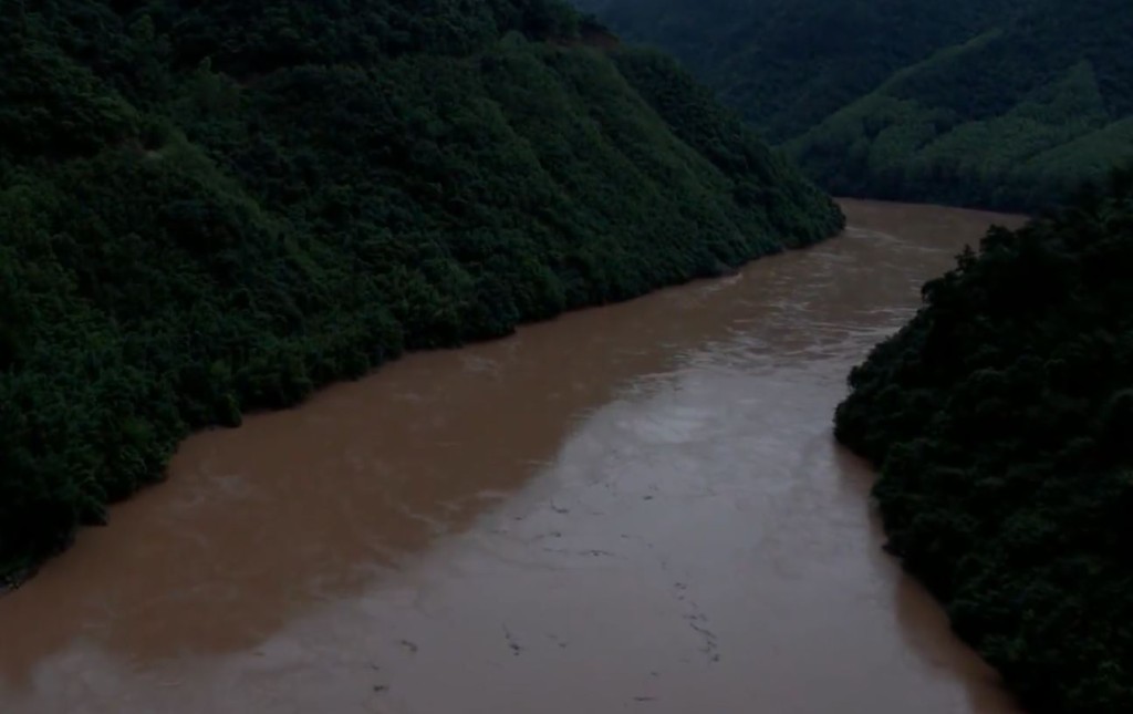 广西汉暴雨夜钓堕桂江，漂流4小时逾30公里后获救。