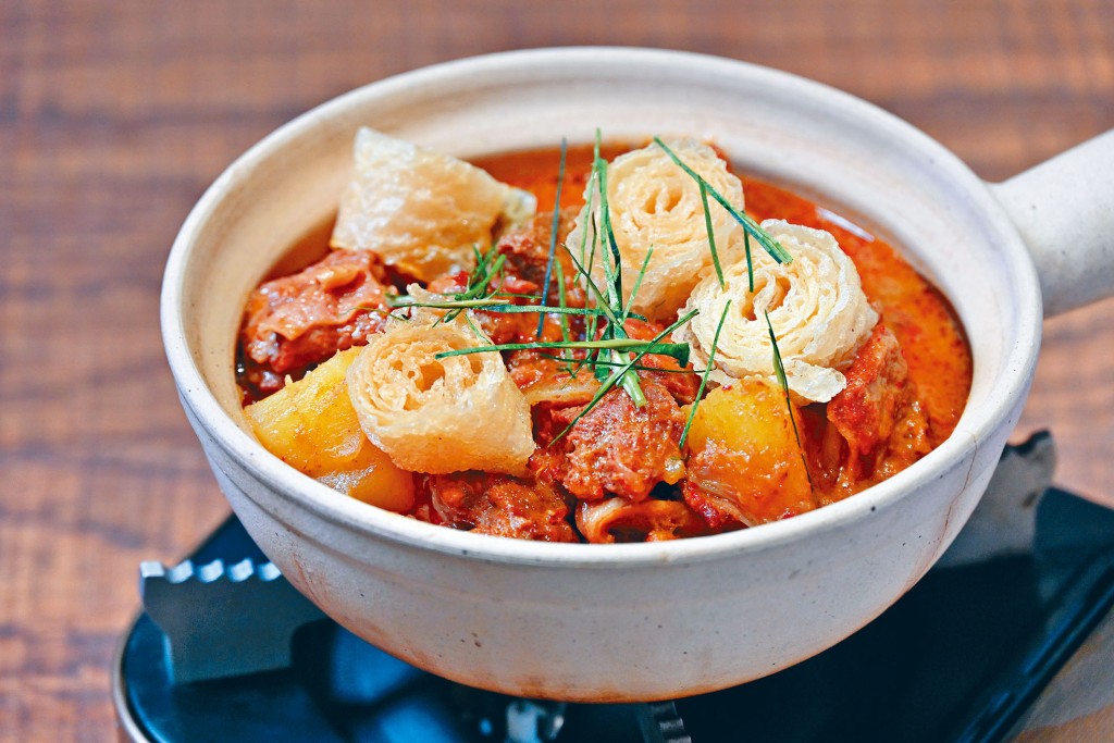 霹雳当仁牛腩煲是正宗的南洋干咖喱食谱，令牛腩入味香口、肉嫩松化，愈吃愈滋味。