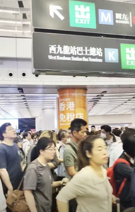 今早西九龍高鐵站未到7時已湧現人龍。項明生fb截圖
