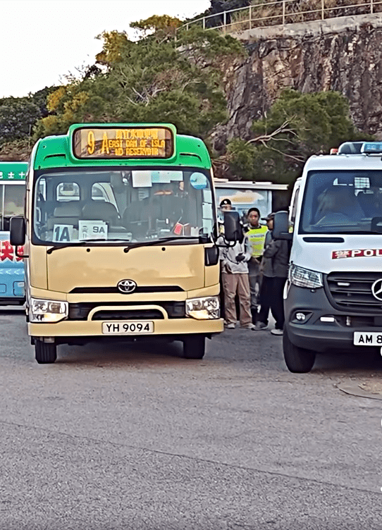 有遊客包小巴離去。fb：車cam L（香港群組）