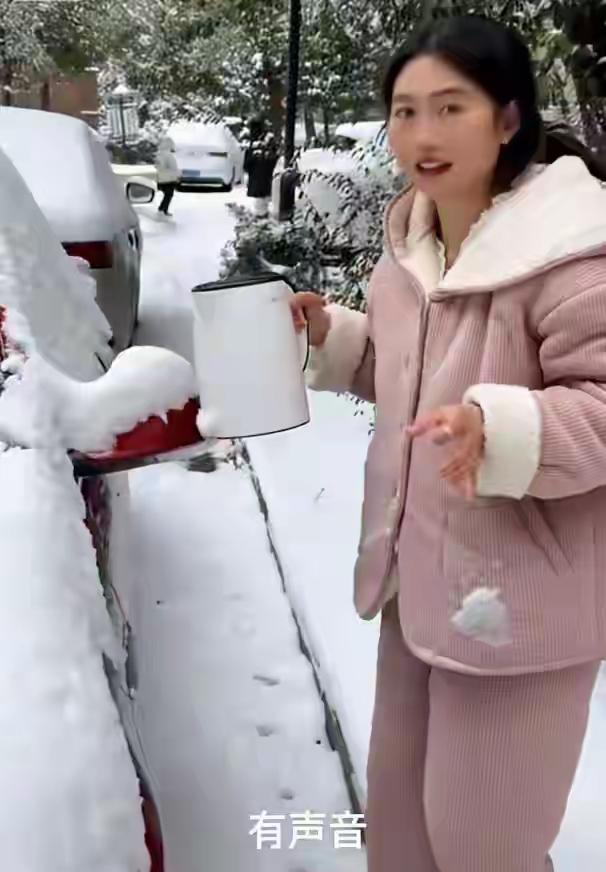 安徽女子拿別人汽車用滾水做「破冰」實驗，被網民追罵。抖音