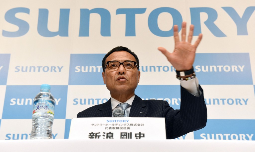 日本首相高級經濟顧問新浪剛史突然宣布辭職去三得利董事長一職。法新社