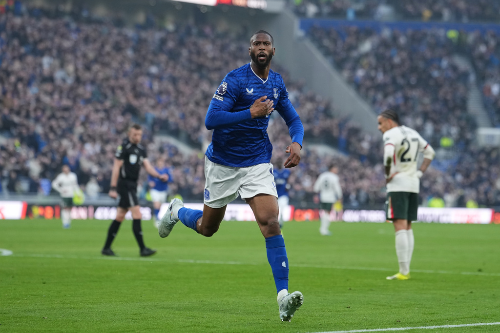 比图梅开二度。美联社