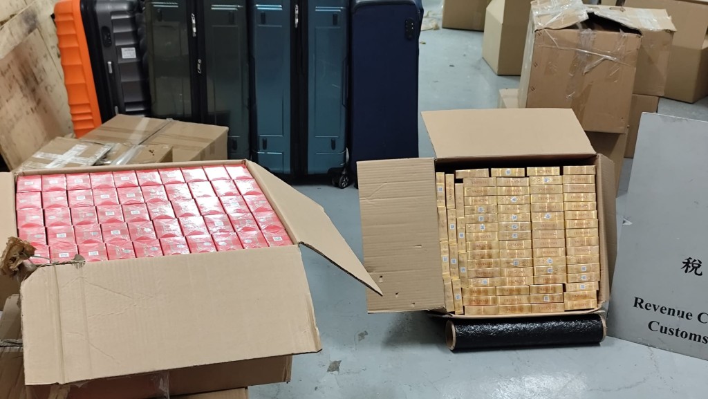 海關檢獲約150萬支未完稅香煙，市值約675萬元，應課稅值約500萬元。曾志恒攝