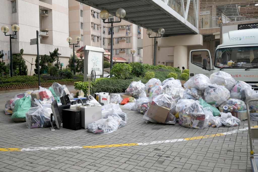 食环署及其承办商会到辖下的公众垃圾收集站、公共屋邨及私人屋苑的收集站收集家居垃圾。