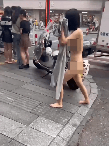 少女脫光衣服後，走到街上。