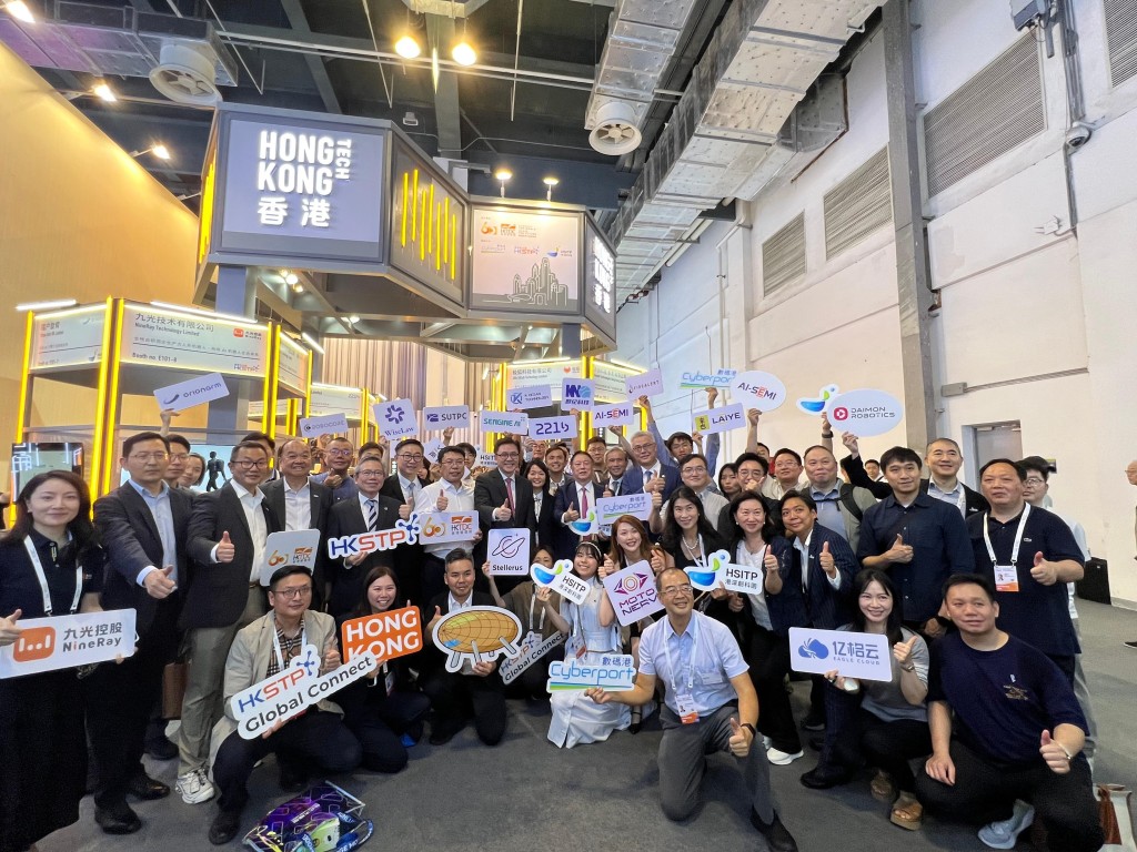 孫東參觀2026世界人工智能大會的香港館。孫東網誌圖片 孫東參觀2026世界人工智能大會的香港館。孫東網誌圖片