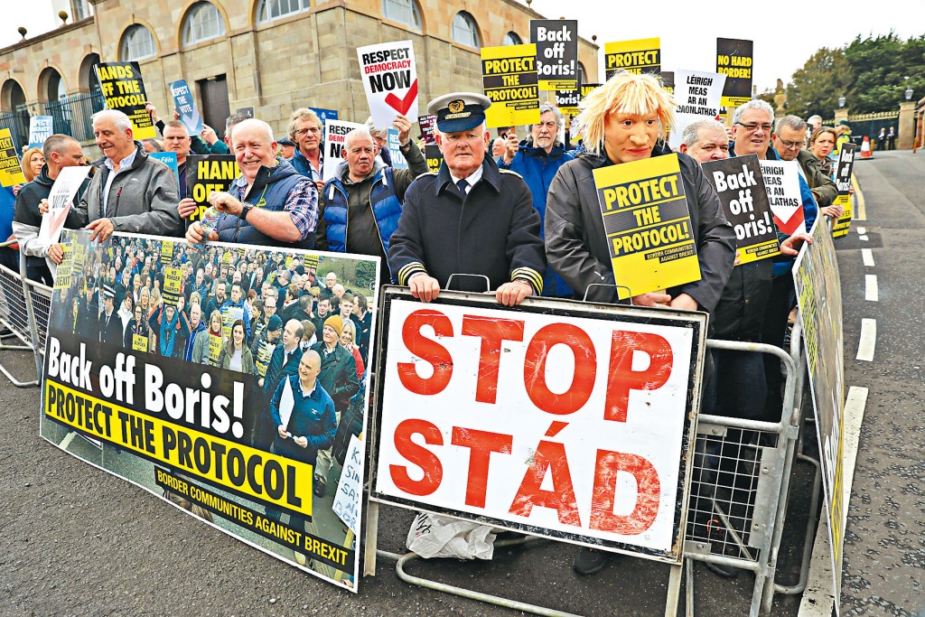 英揆約翰遜上月中到訪北愛希爾斯伯勒市，抵步前有大批當地民眾在希斯堡外示威，促保護《北愛爾蘭議定書》。
