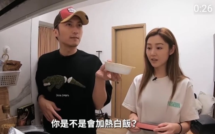 霆鋒叫衛詩雅叮白飯。