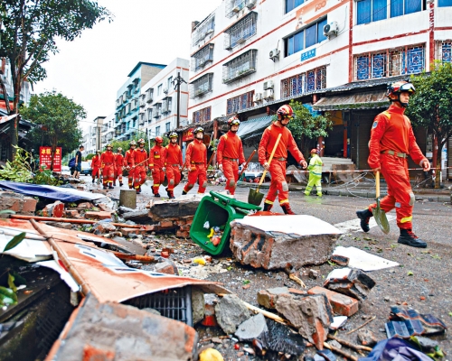 搜救人員趕往地震災區救援。