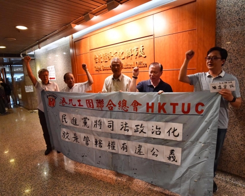 港九工團聯合總會多名代表今午到台北經濟文化辦事處請願遞信。