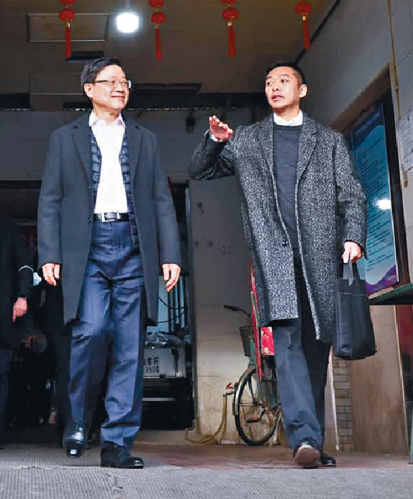 ■獲晉升高級警司的人選,包括特首副官莊漢麒(右)。 李家超FB圖片