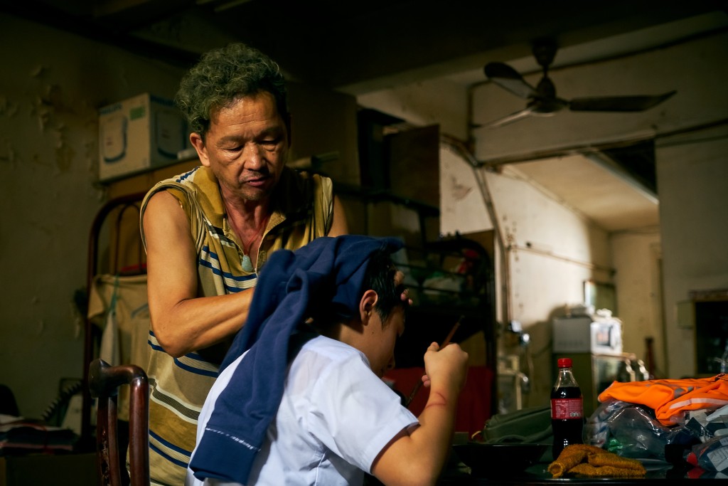 两人一齐在女人街生活，相依为命。