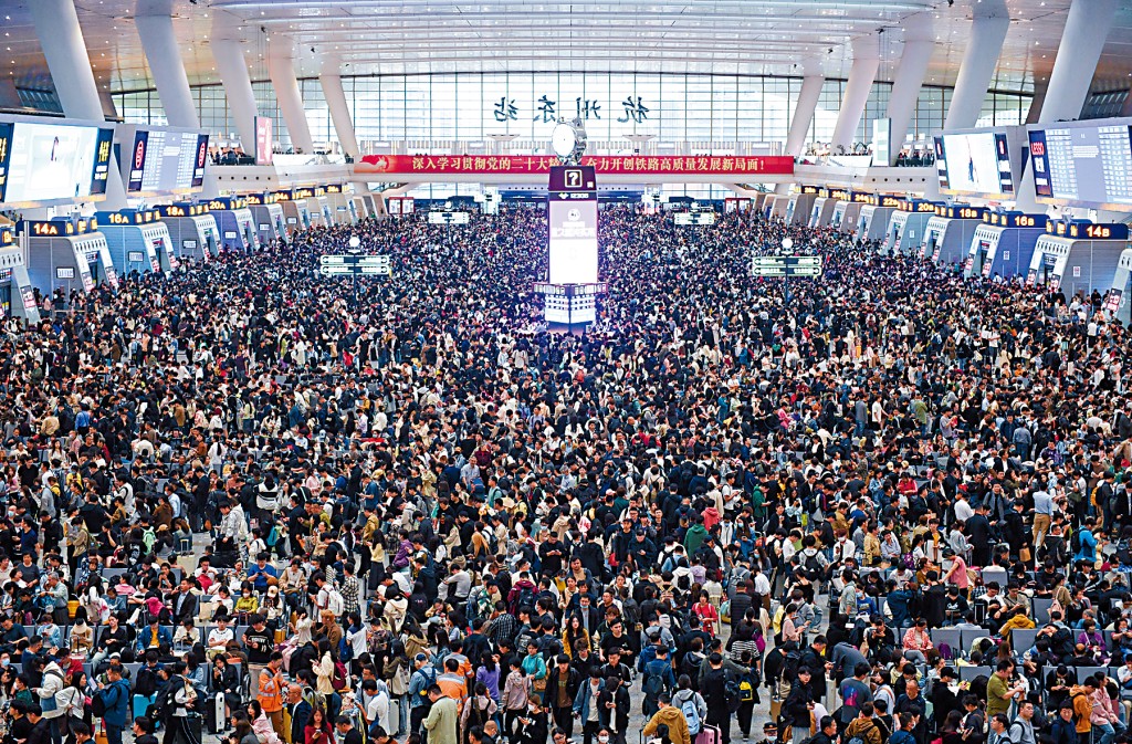 受台灣地震影響,大量因列車晚點被滯留的旅客在杭州東站候車。