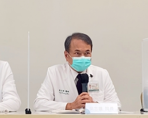 新北市恩主公醫院院長吳志雄為疫苗接種失誤事件致歉。網圖