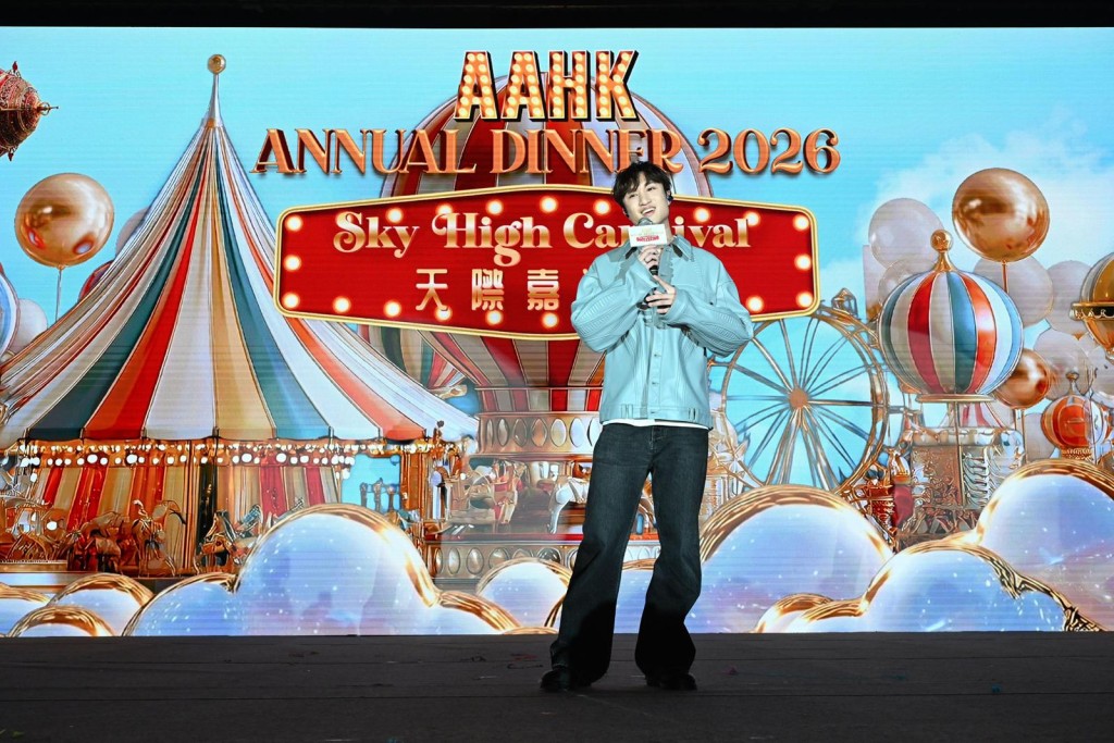 Ryan唱陳奕迅《歲月如歌》。 Ryan唱陳奕迅《歲月如歌》。