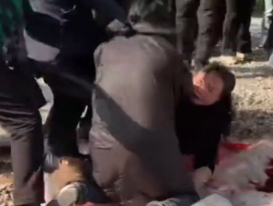 各地跟风办杀猪宴，但参加人数太多，导致抢食争位打交等混乱。抖音