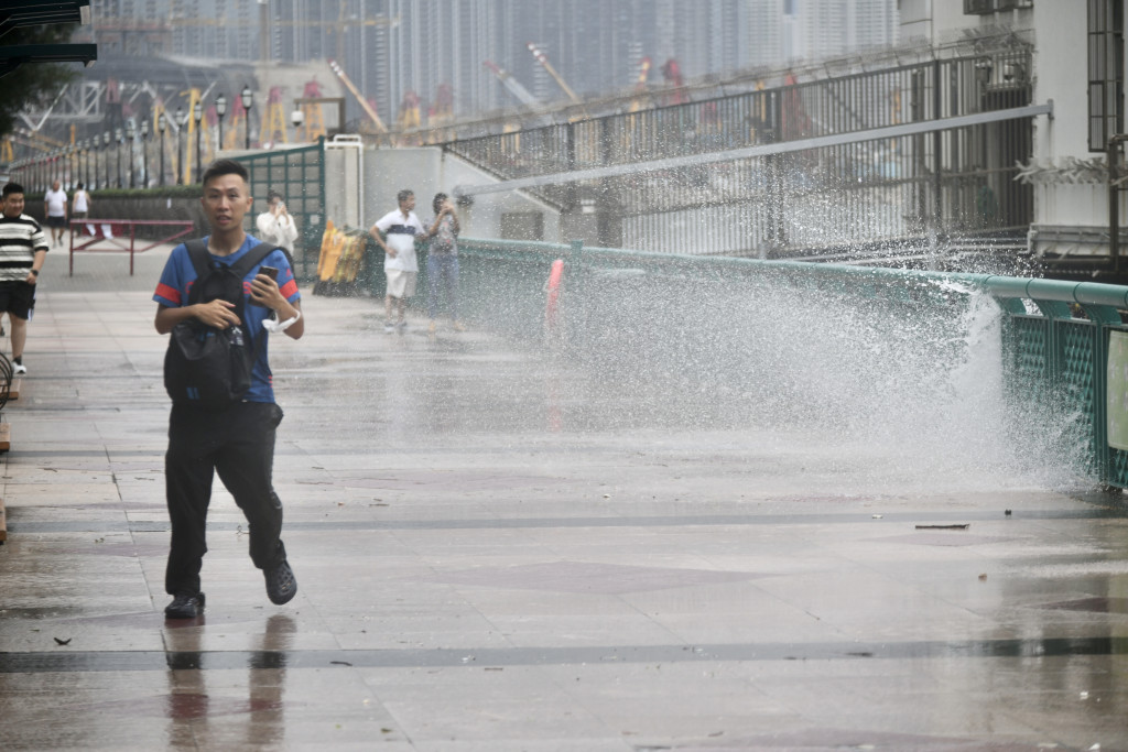 有市民指颱風泰利帶來的風雨並不猛烈。盧江球攝