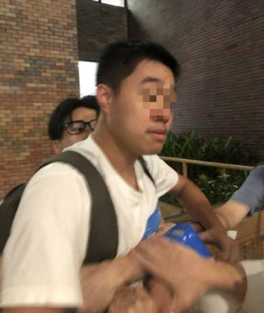 懷疑動手的男子被帶上警車。